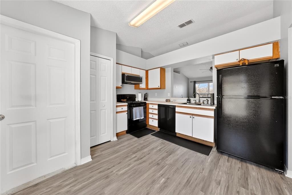 Activo con contrato: $359,900 (3 camas, 2 baños, 1466 Pies cuadrados)