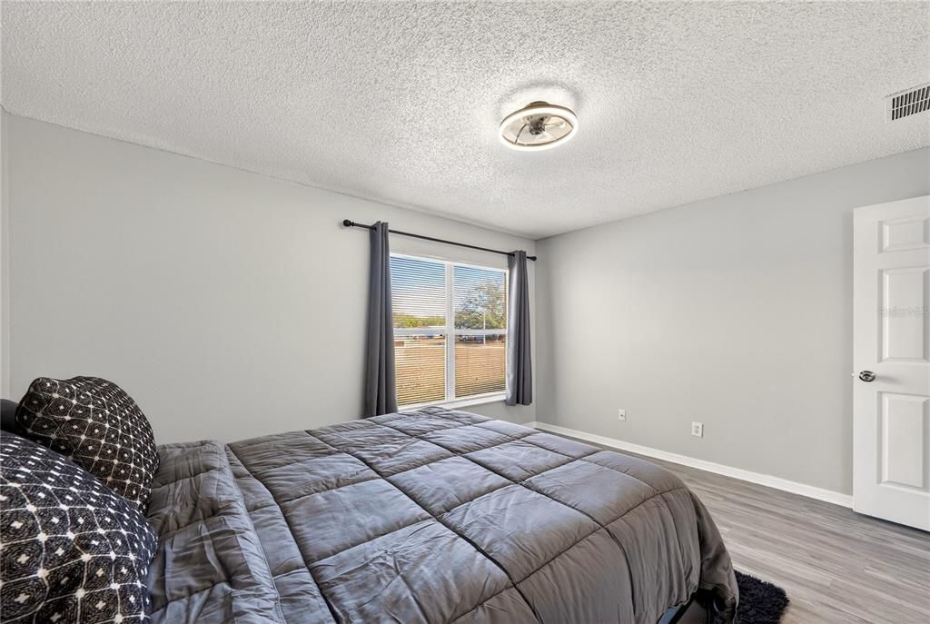 Activo con contrato: $359,900 (3 camas, 2 baños, 1466 Pies cuadrados)