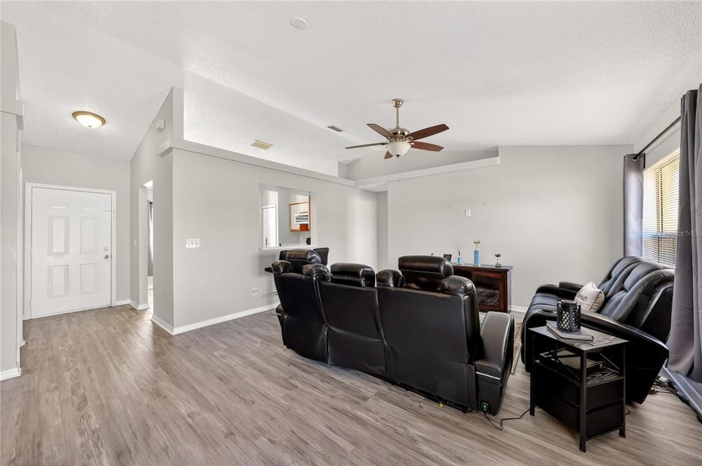 Activo con contrato: $359,900 (3 camas, 2 baños, 1466 Pies cuadrados)