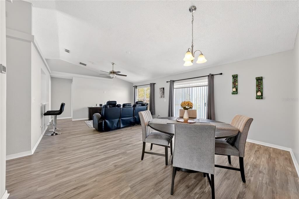 Activo con contrato: $359,900 (3 camas, 2 baños, 1466 Pies cuadrados)