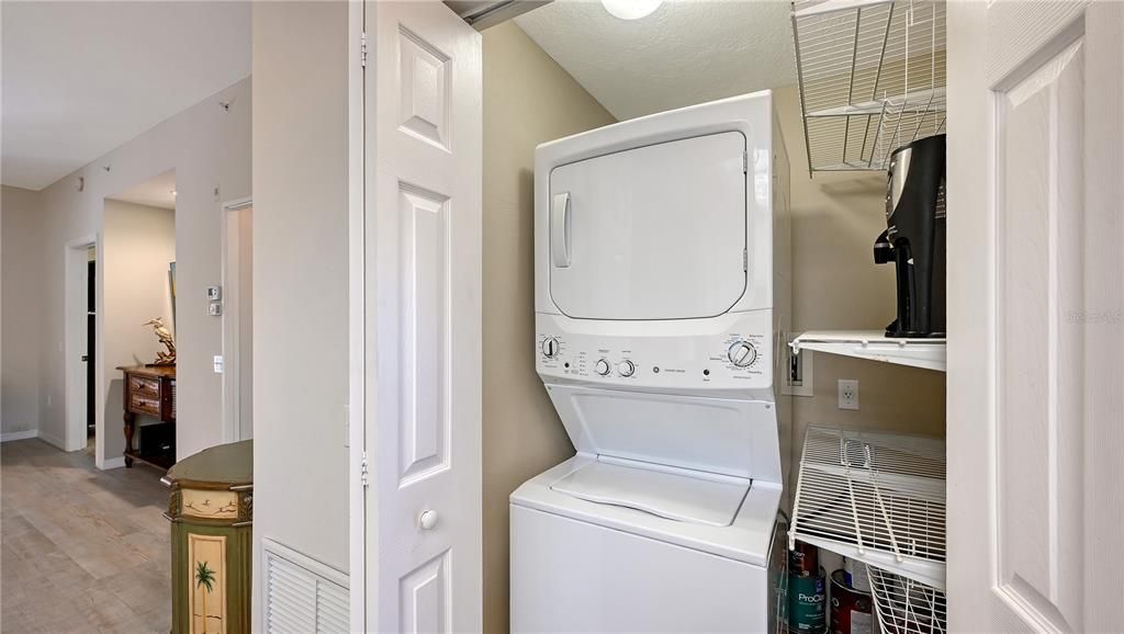 Activo con contrato: $269,900 (2 camas, 2 baños, 1068 Pies cuadrados)