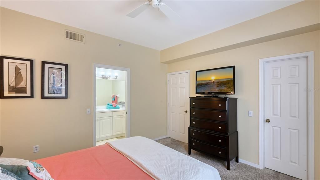 Activo con contrato: $269,900 (2 camas, 2 baños, 1068 Pies cuadrados)