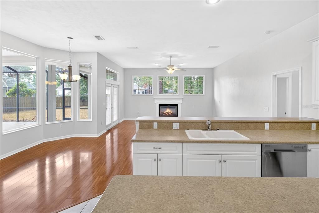 Под контрактом: $550,000 (4 спален, 3 ванн, 2682 Квадратных фут)