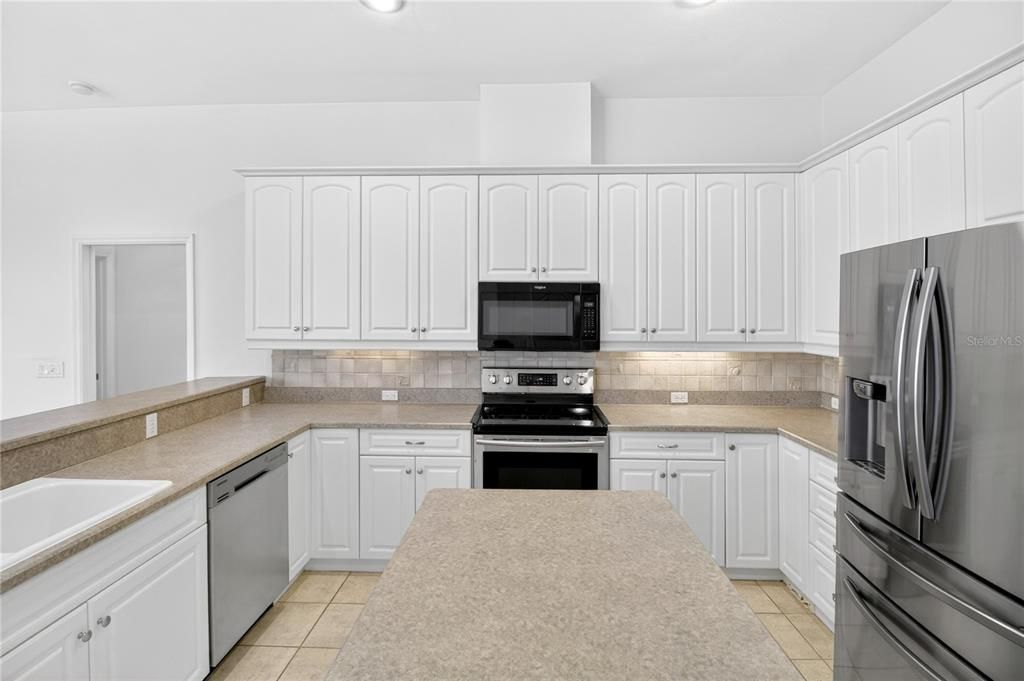 Под контрактом: $550,000 (4 спален, 3 ванн, 2682 Квадратных фут)