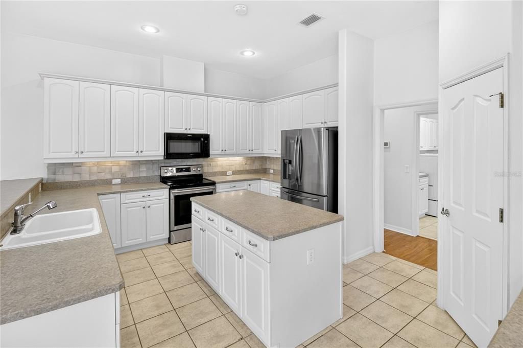 Под контрактом: $550,000 (4 спален, 3 ванн, 2682 Квадратных фут)