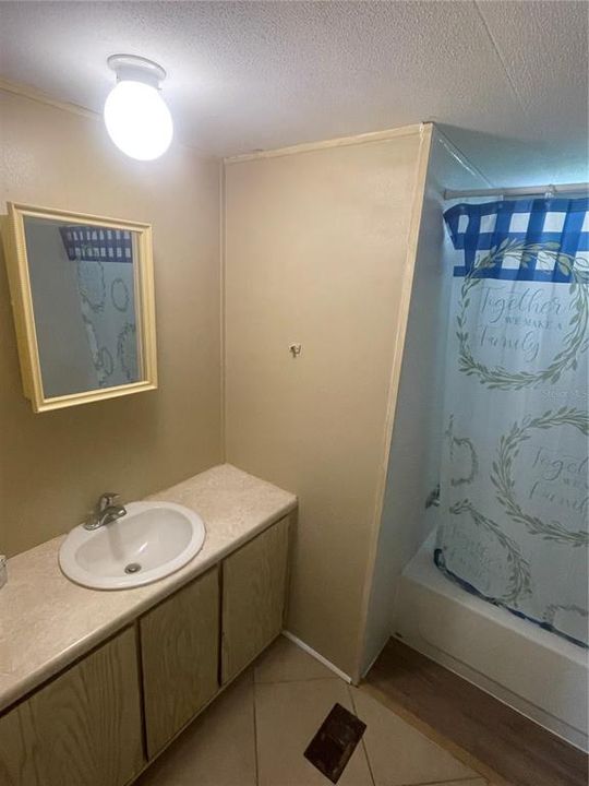 На продажу: $220,000 (2 спален, 1 ванн, 784 Квадратных фут)