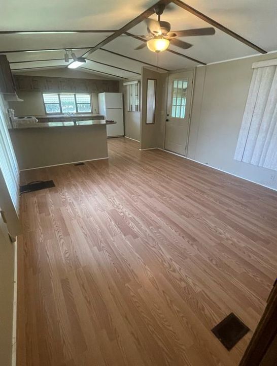 На продажу: $220,000 (2 спален, 1 ванн, 784 Квадратных фут)