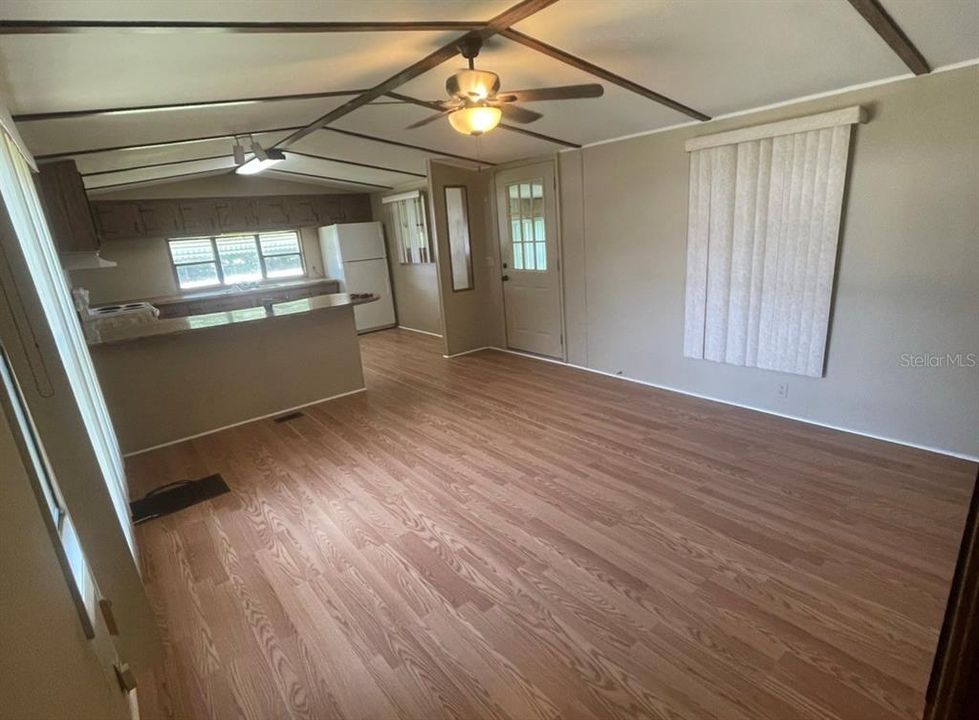 На продажу: $220,000 (2 спален, 1 ванн, 784 Квадратных фут)