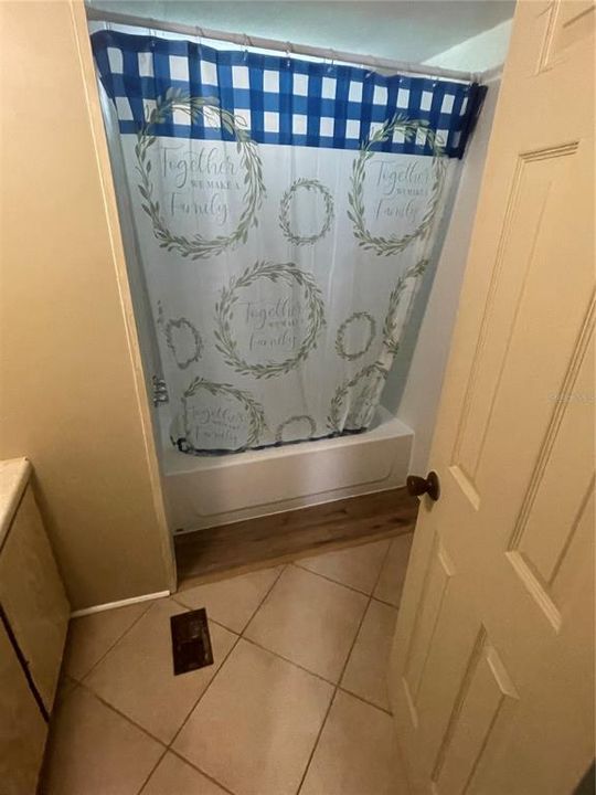 На продажу: $220,000 (2 спален, 1 ванн, 784 Квадратных фут)