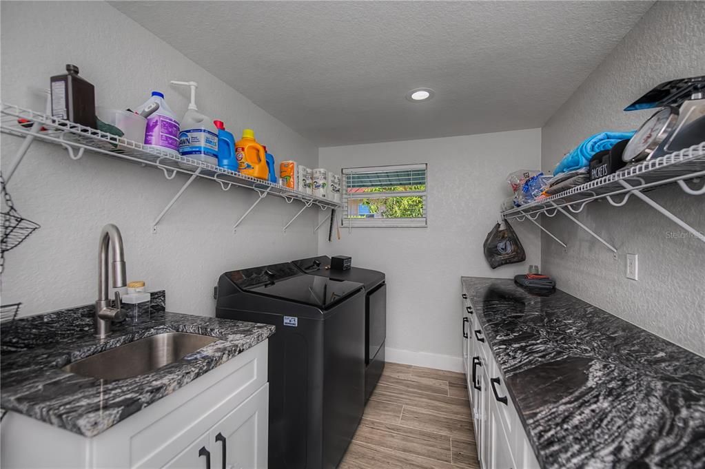 En Venta: $879,900 (4 camas, 2 baños, 2822 Pies cuadrados)