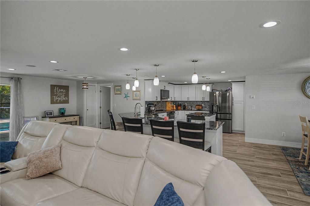 En Venta: $879,900 (4 camas, 2 baños, 2822 Pies cuadrados)