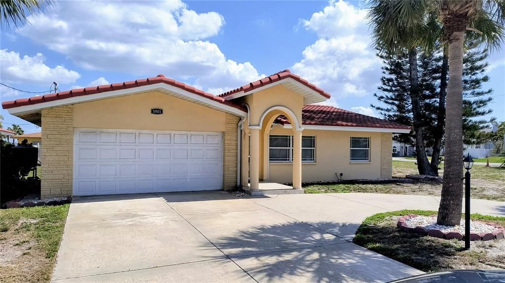 For Rent: $3,200 (3 beds, 2 baths, 1947 Square Feet)