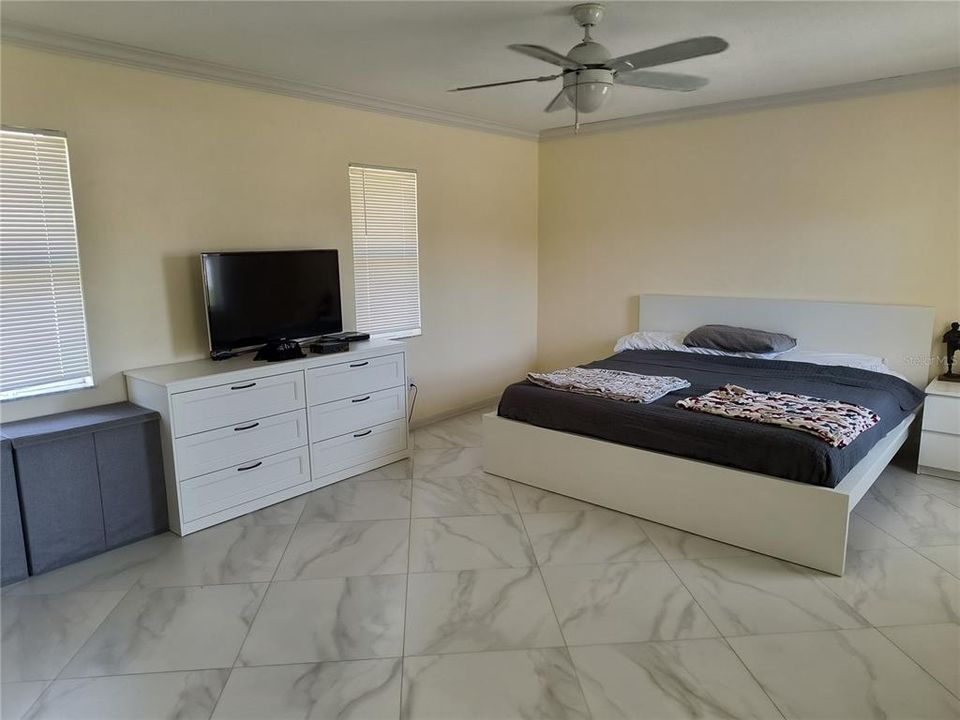 For Rent: $3,200 (3 beds, 2 baths, 1947 Square Feet)
