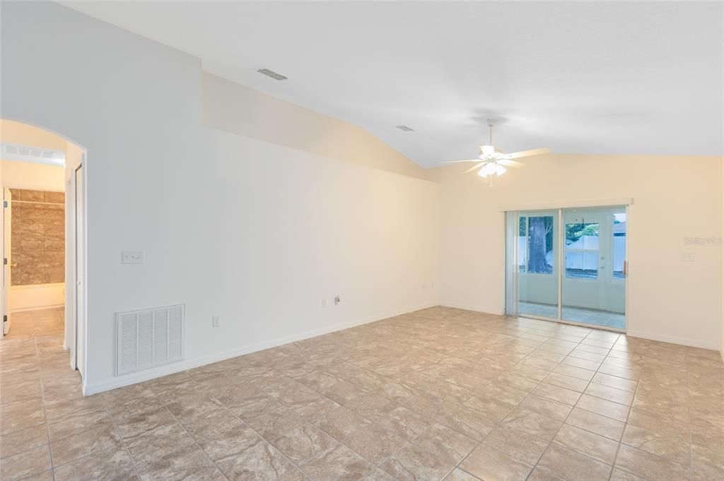 Activo con contrato: $279,900 (2 camas, 2 baños, 1249 Pies cuadrados)