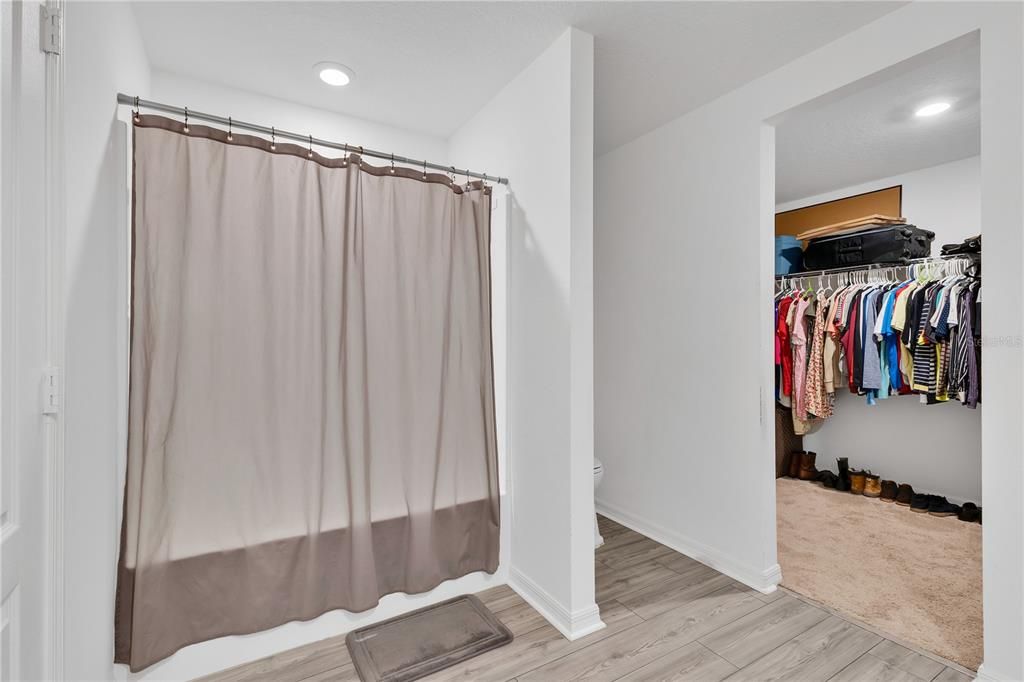 Active With Contract: $250,000 (3 beds, 2 baths, 1383 Square Feet)