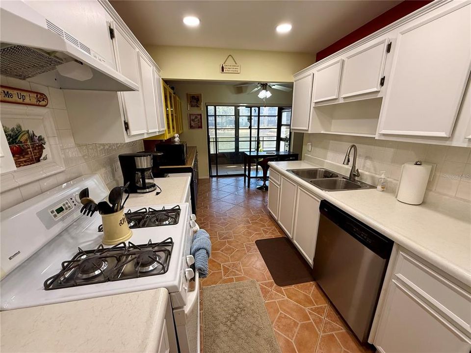 На продажу: $200,000 (2 спален, 2 ванн, 1135 Квадратных фут)