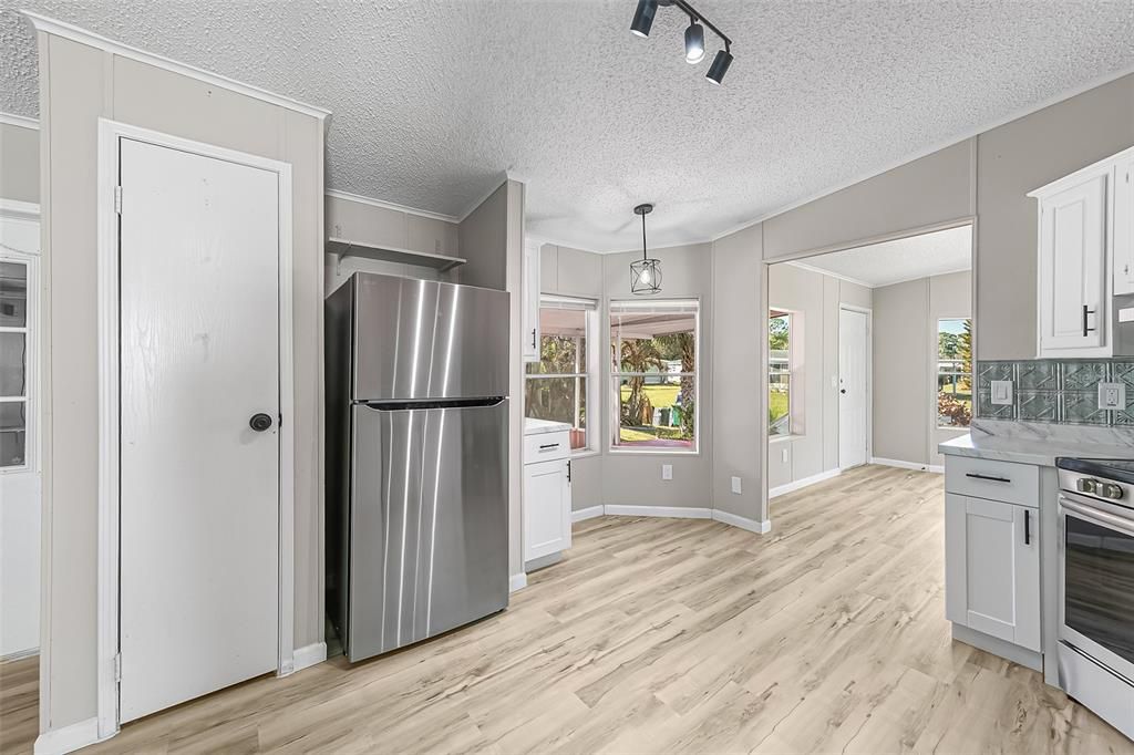 For Sale: $189,900 (2 beds, 2 baths, 1393 Square Feet)