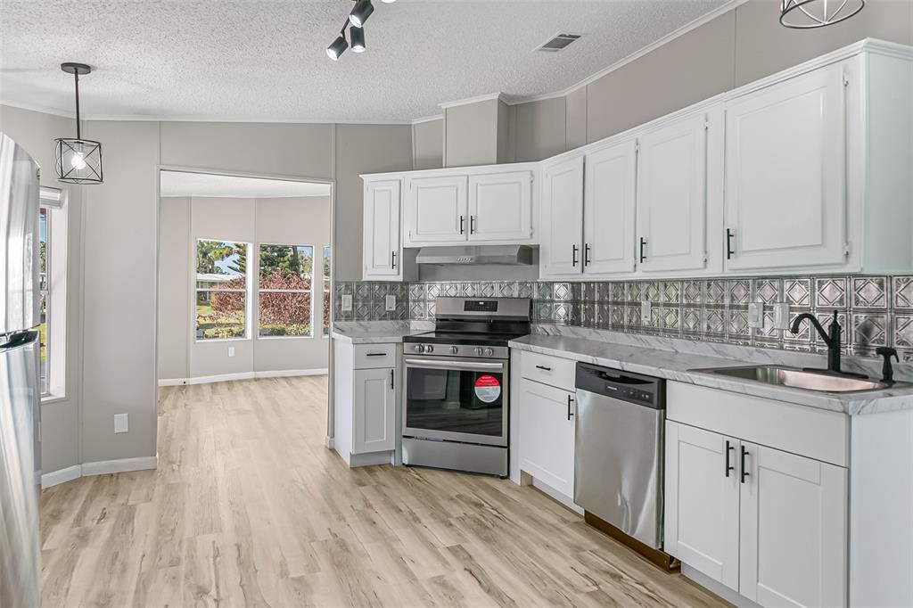 For Sale: $189,900 (2 beds, 2 baths, 1393 Square Feet)