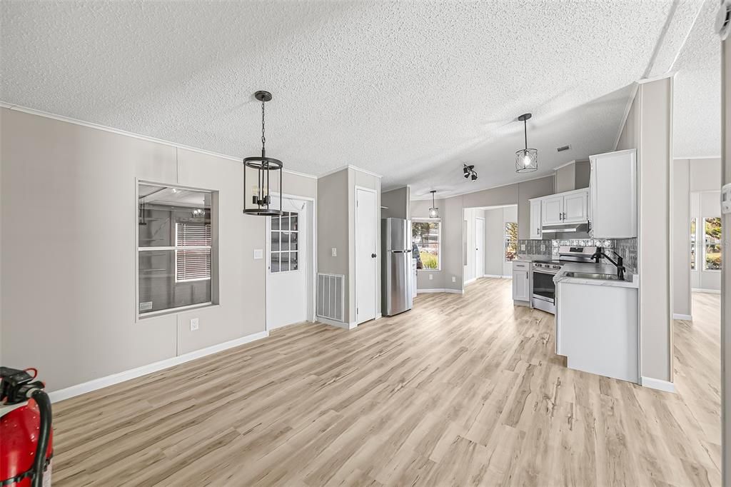 For Sale: $189,900 (2 beds, 2 baths, 1393 Square Feet)