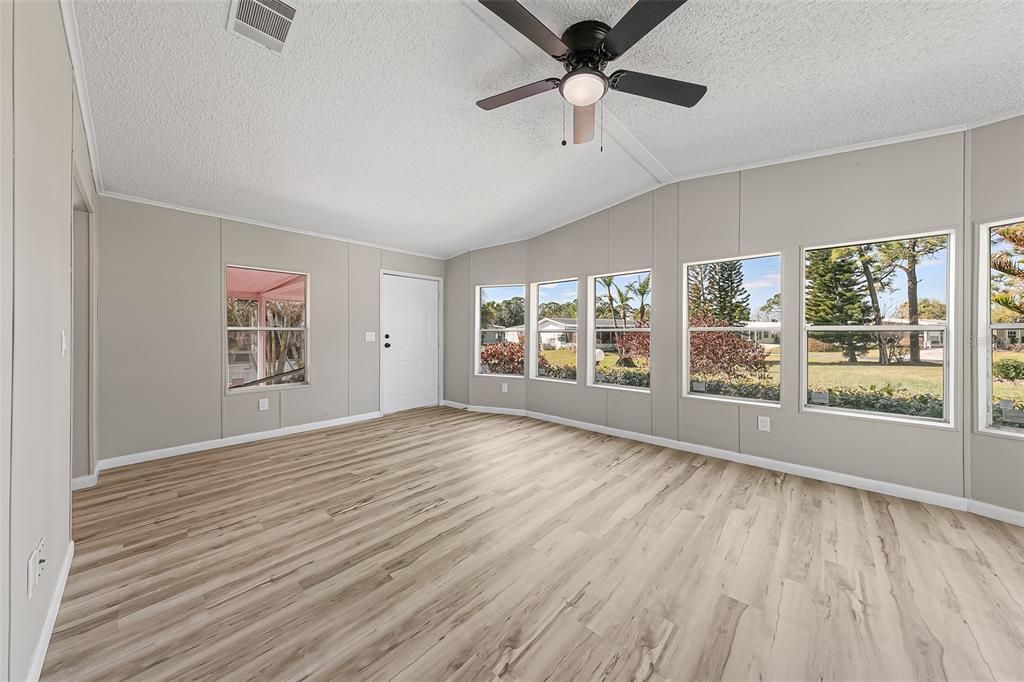 For Sale: $189,900 (2 beds, 2 baths, 1393 Square Feet)