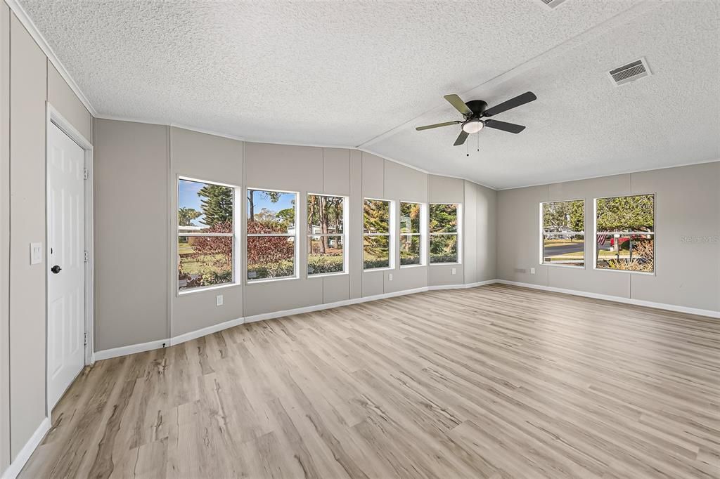 For Sale: $189,900 (2 beds, 2 baths, 1393 Square Feet)
