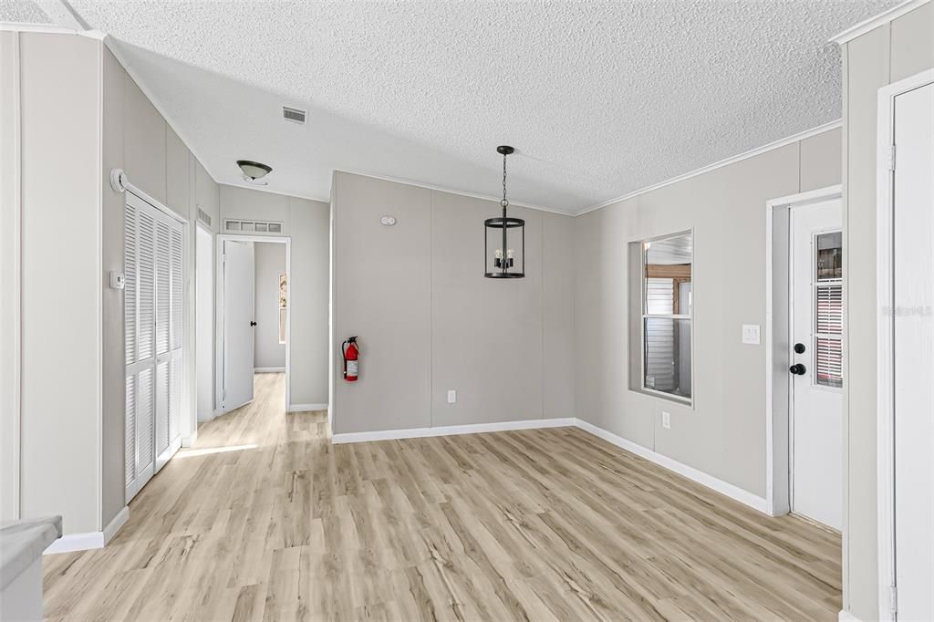 For Sale: $189,900 (2 beds, 2 baths, 1393 Square Feet)