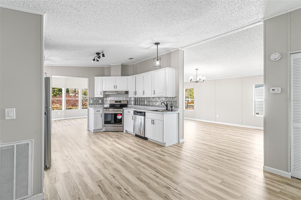 For Sale: $189,900 (2 beds, 2 baths, 1393 Square Feet)
