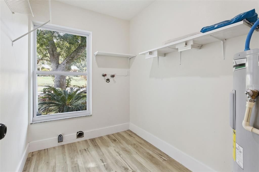 Active With Contract: $599,900 (3 beds, 2 baths, 1933 Square Feet)