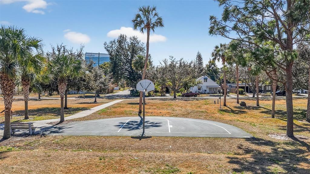 Active With Contract: $959,000 (6 beds, 0 baths, 4248 Square Feet)