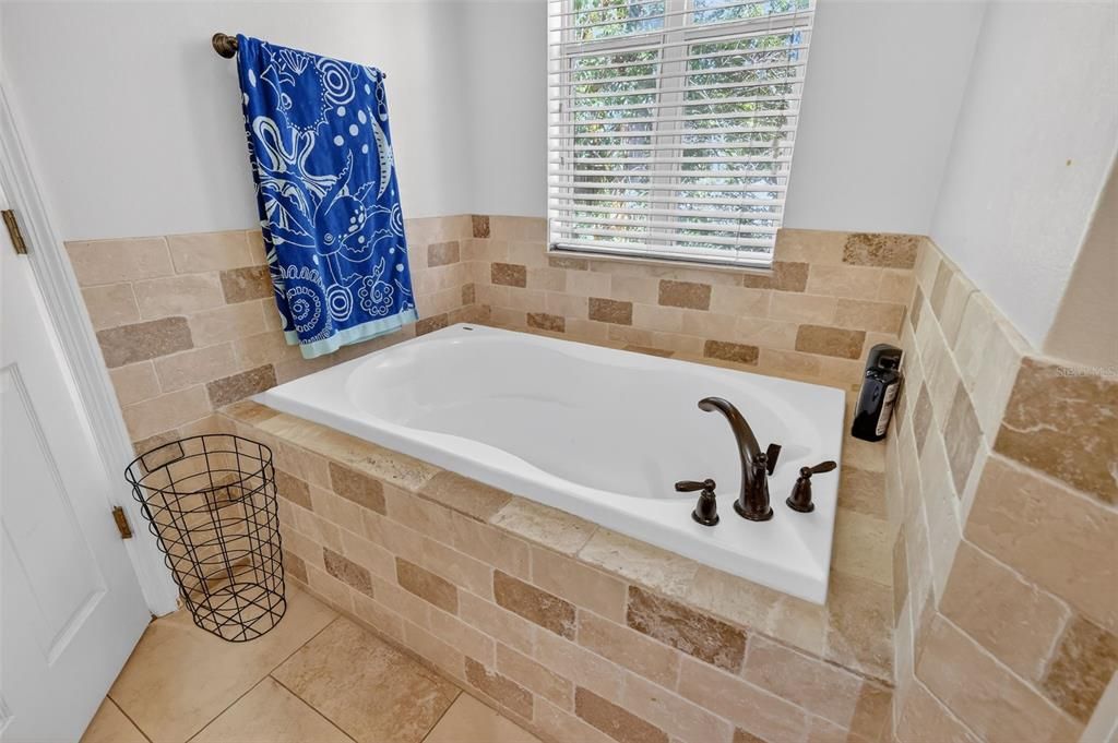 Active With Contract: $959,000 (6 beds, 0 baths, 4248 Square Feet)