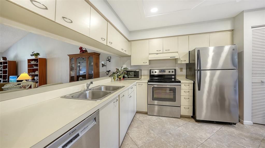 Active With Contract: $279,000 (2 beds, 2 baths, 1265 Square Feet)