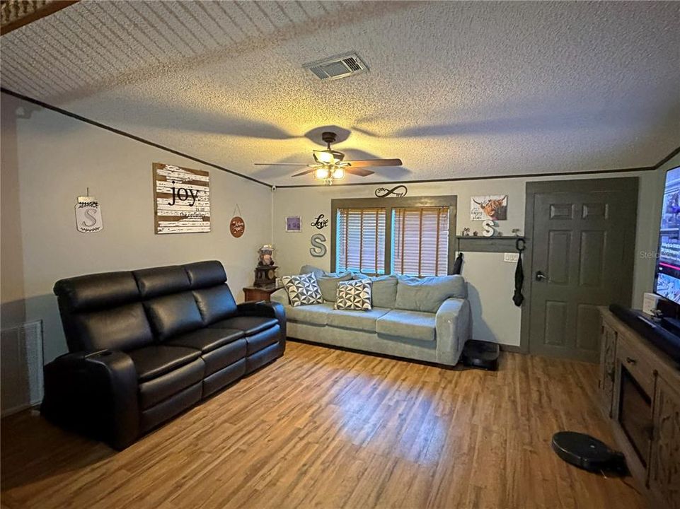 For Sale: $489,900 (3 beds, 2 baths, 1512 Square Feet)