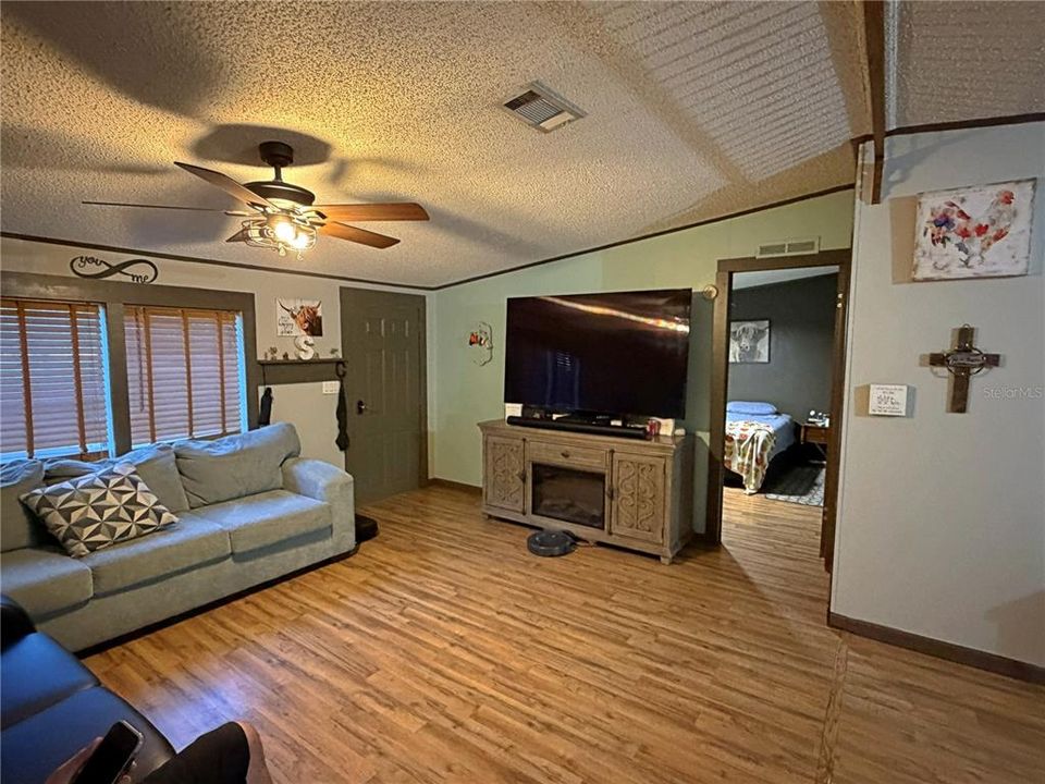 For Sale: $489,900 (3 beds, 2 baths, 1512 Square Feet)