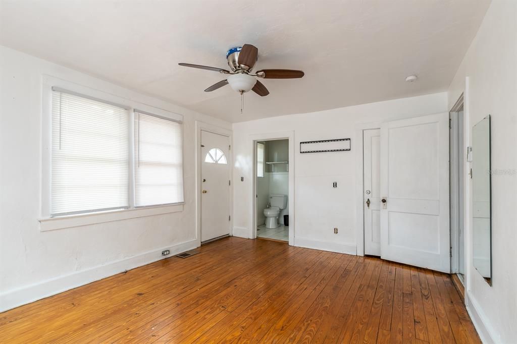 For Rent: $1,175 (1 beds, 1 baths, 701 Square Feet)