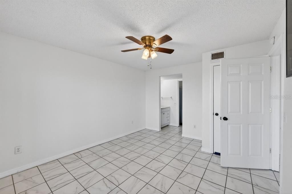 For Sale: $108,000 (1 beds, 1 baths, 630 Square Feet)