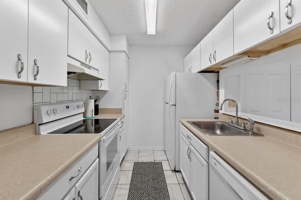 For Sale: $108,000 (1 beds, 1 baths, 630 Square Feet)