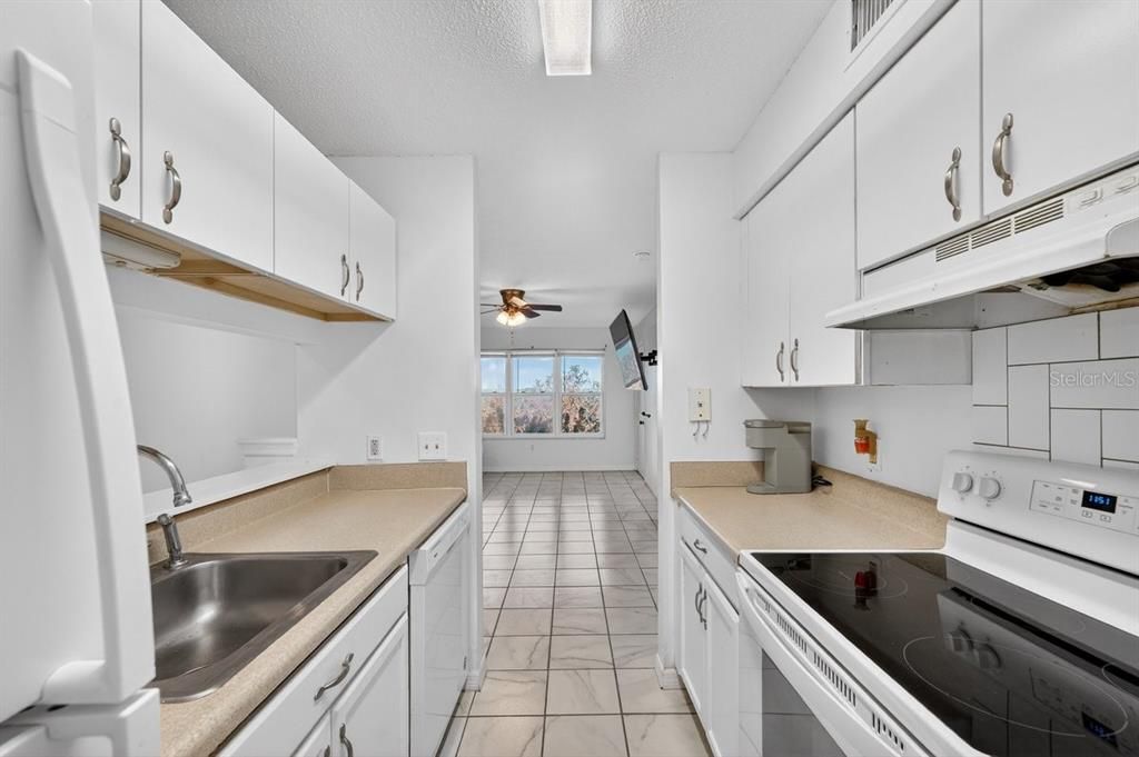 For Sale: $108,000 (1 beds, 1 baths, 630 Square Feet)