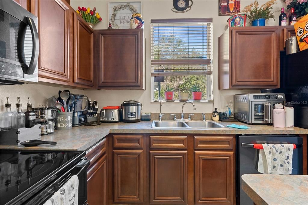 For Sale: $380,000 (4 beds, 3 baths, 2333 Square Feet)