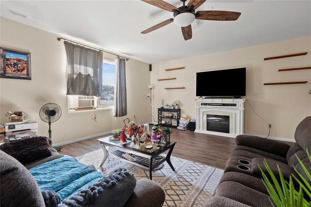 For Sale: $380,000 (4 beds, 3 baths, 2333 Square Feet)