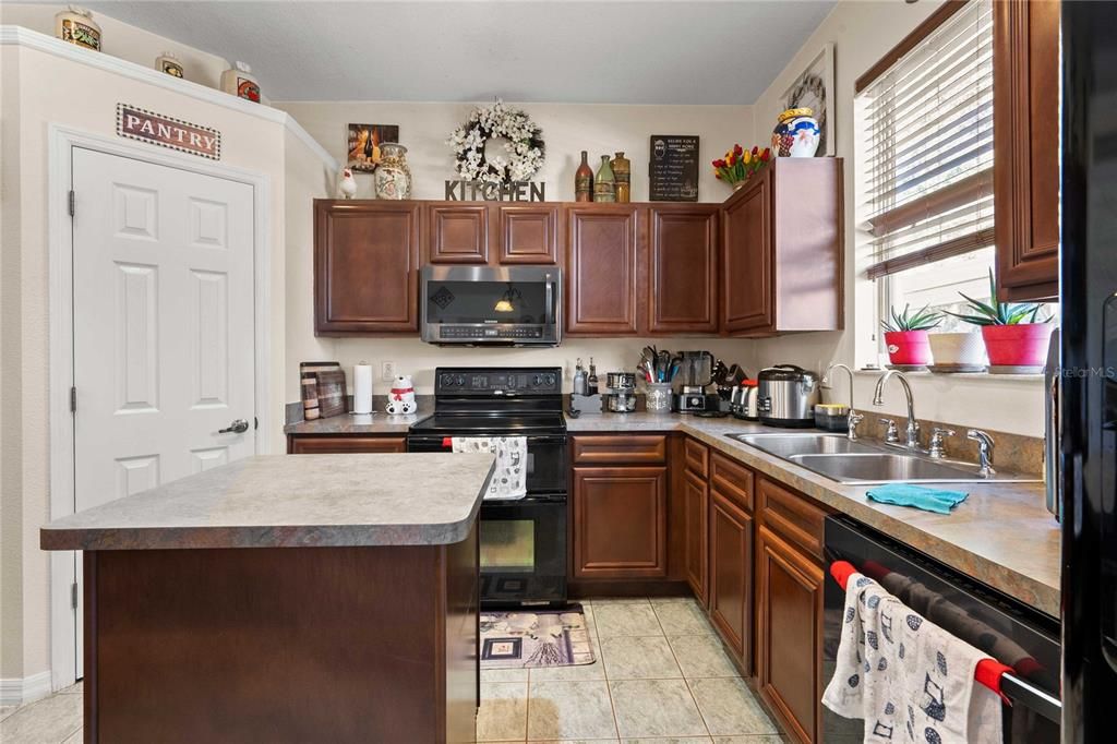 For Sale: $380,000 (4 beds, 3 baths, 2333 Square Feet)