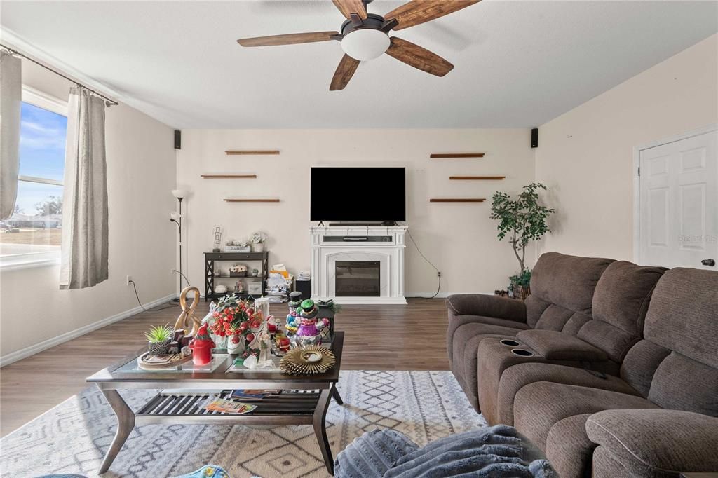 For Sale: $380,000 (4 beds, 3 baths, 2333 Square Feet)