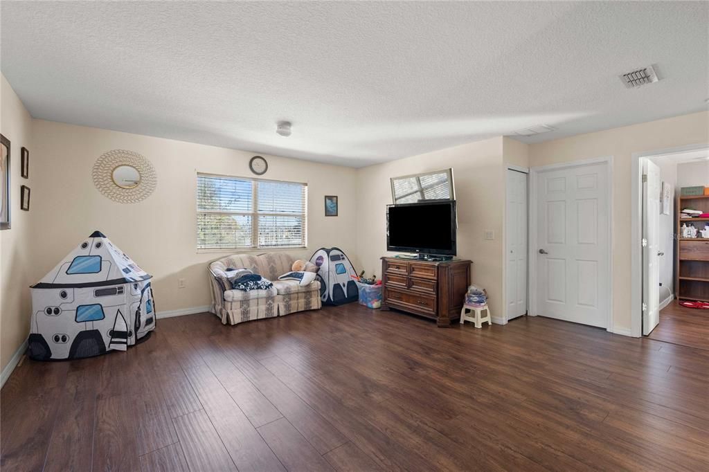 For Sale: $380,000 (4 beds, 3 baths, 2333 Square Feet)