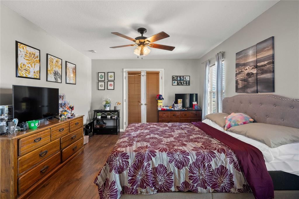 For Sale: $380,000 (4 beds, 3 baths, 2333 Square Feet)