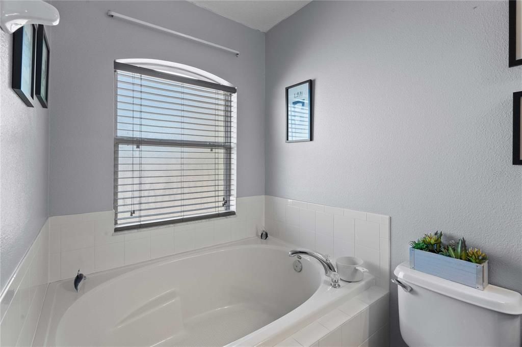 For Sale: $380,000 (4 beds, 3 baths, 2333 Square Feet)