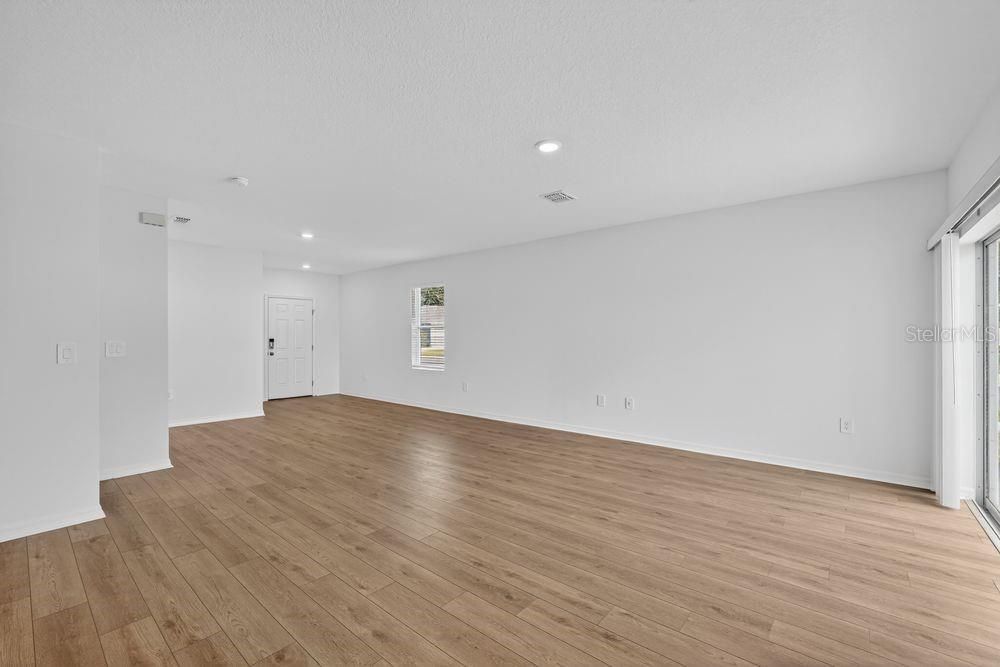 Activo con contrato: $380,999 (5 camas, 3 baños, 2516 Pies cuadrados)