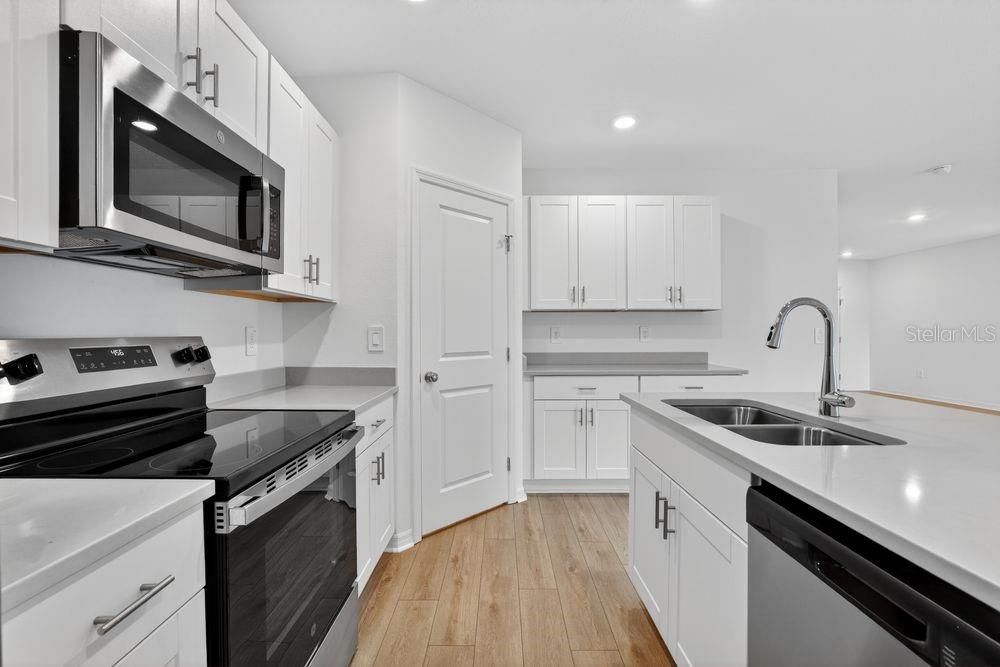 Activo con contrato: $380,999 (5 camas, 3 baños, 2516 Pies cuadrados)