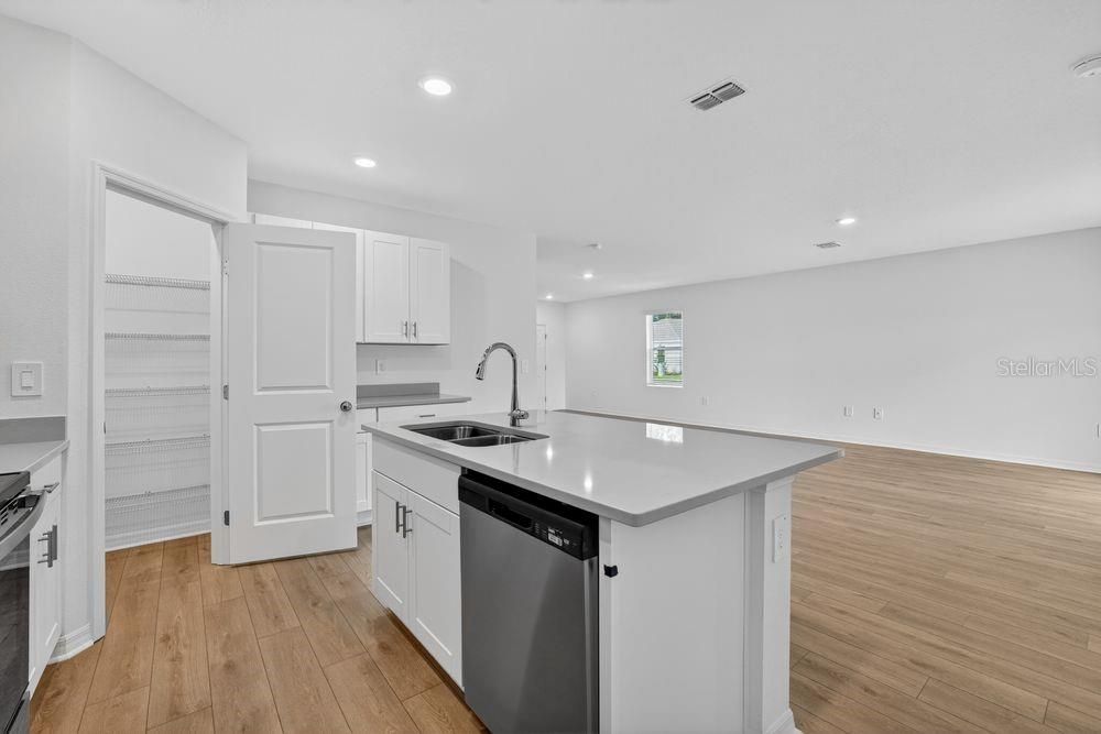 Activo con contrato: $380,999 (5 camas, 3 baños, 2516 Pies cuadrados)
