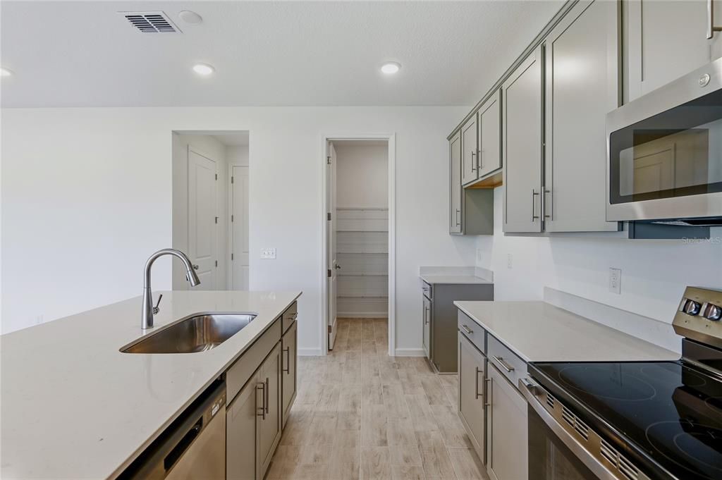 Activo con contrato: $389,999 (4 camas, 2 baños, 2308 Pies cuadrados)