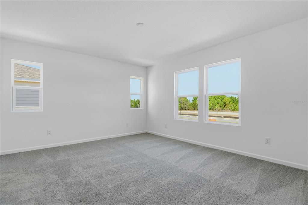 Activo con contrato: $389,999 (4 camas, 2 baños, 2308 Pies cuadrados)