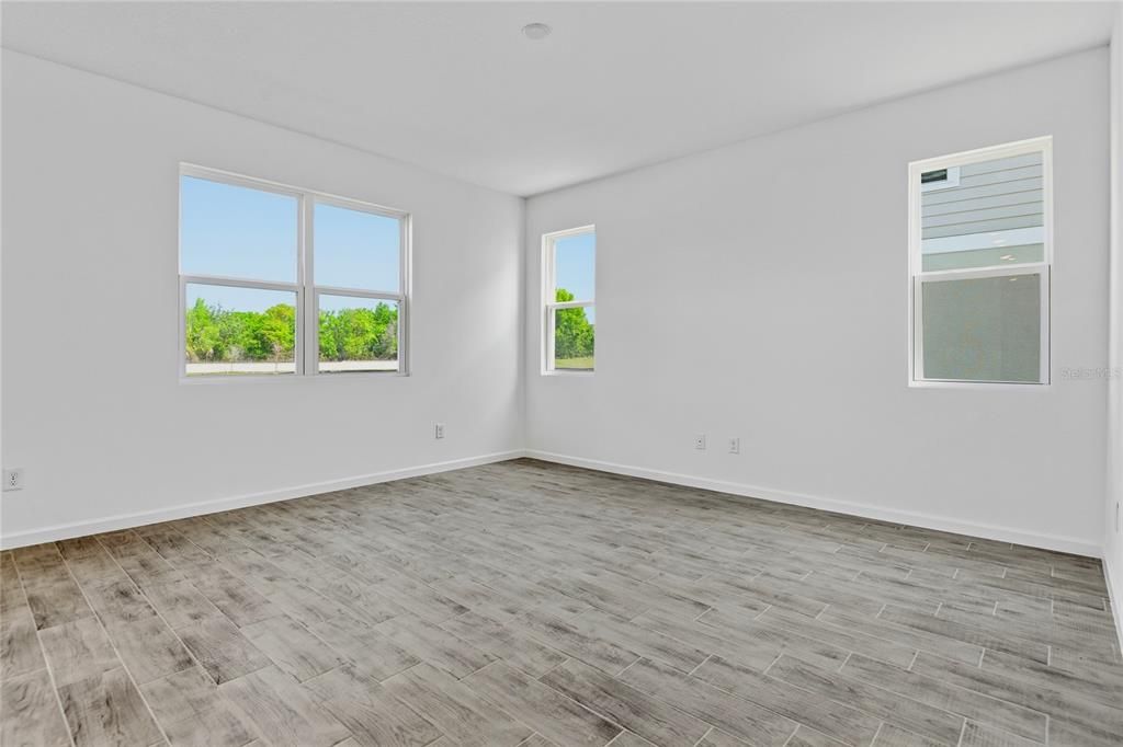 Activo con contrato: $389,999 (4 camas, 2 baños, 2308 Pies cuadrados)